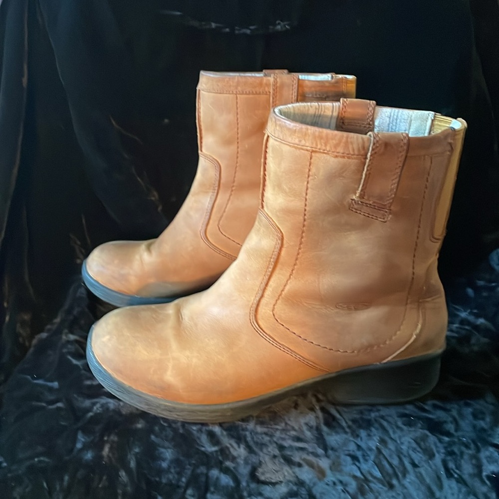 Keen leather waterproof boots - distressed look